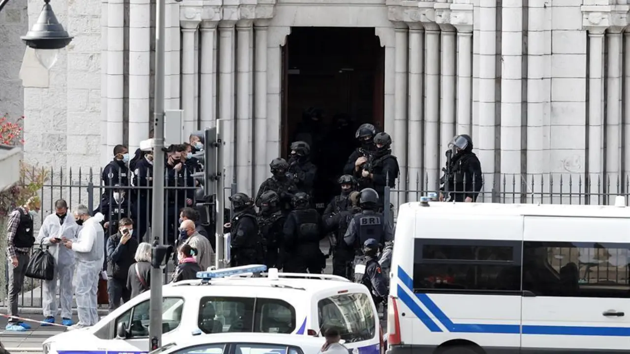 Agentes de la polic&iacute;a francesa se paran en la entrada de la iglesia Bas&iacute;lica de Notre Dame en Niza, Francia, el 29 de octubre de 2020, luego de un ataque con cuchillo.EFE / EPA / SEBASTIEN NOGIER