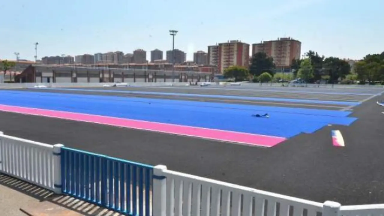 Instalaci&oacute;n del c&eacute;sped del campo de hockey de La Albericia. / ALERTA