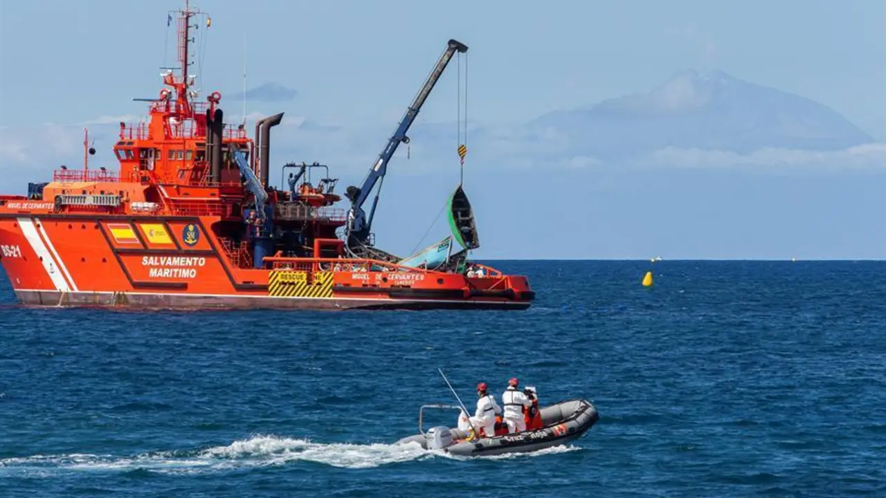 El buque de Salvamento Mar&iacute;timo Guardamar Miguel de Cervantes recoge varias pateras vac&iacute;as, que van acumulando en el muelle de Arguinegu&iacute;n (Gran Canaria), hasta su posterior destrucci&oacute;n. EFE/Quique Curbelo