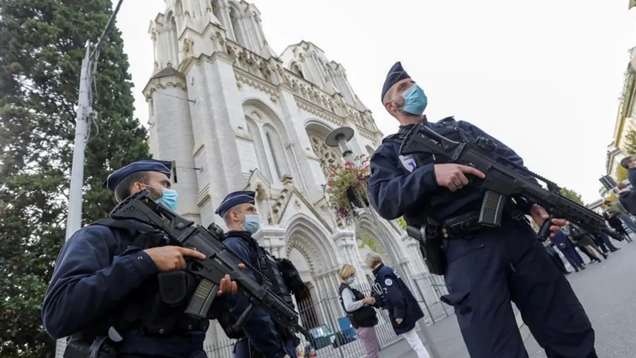 Police officers stand near Notre Dame church, where a knife attack took place, in Nice, France, 29 October 2020. According to recent reports, at least three people are reported to have died in what officials treat as a terror attack. The attack comes less than a month after the beheading of a French middle school teacher in Paris on 16 October. (Atentado, Francia, Niza) EFE/EPA/ERIC GAILLARD / POOL MAXPPP OUT