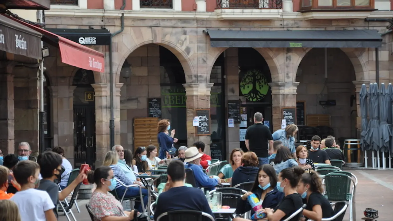 Varias personas en una terraza en la Plaza Roja en Torrelavega. / S.D.