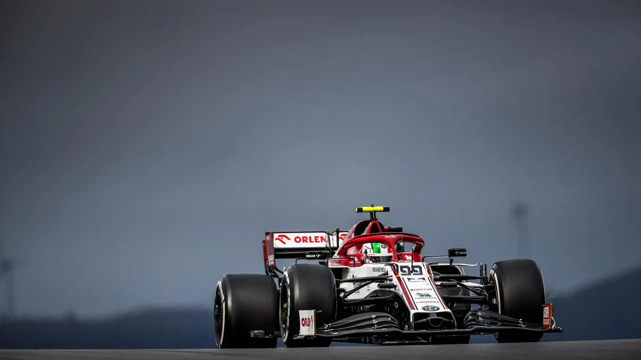 Antonio Giovinazzi a los mandos del Alfa Romeo en el GP DE Portugal de F&oacute;rmula 1. EUROPA PRESS