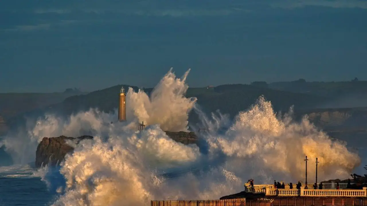 Las olas rompen contra la isla de Mouro y el Palacio de la Magdalena en Santander. Las previsiones de la Agencia Estatal de Meteorolog&iacute;a fijan desde hoy el aviso naranja debido a que se espera mar combinada del noroeste con olas de varios metros, lo que supone "un riesgo importante". EFE/ Rom&aacute;n G. Aguilera