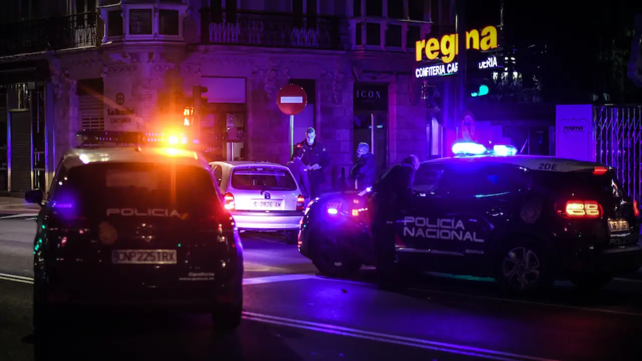 Una patrulla de polic&iacute;a nacional revisa a un ciudadano que circula por la ciudad de Santander durante el toque de queda. / HARDY