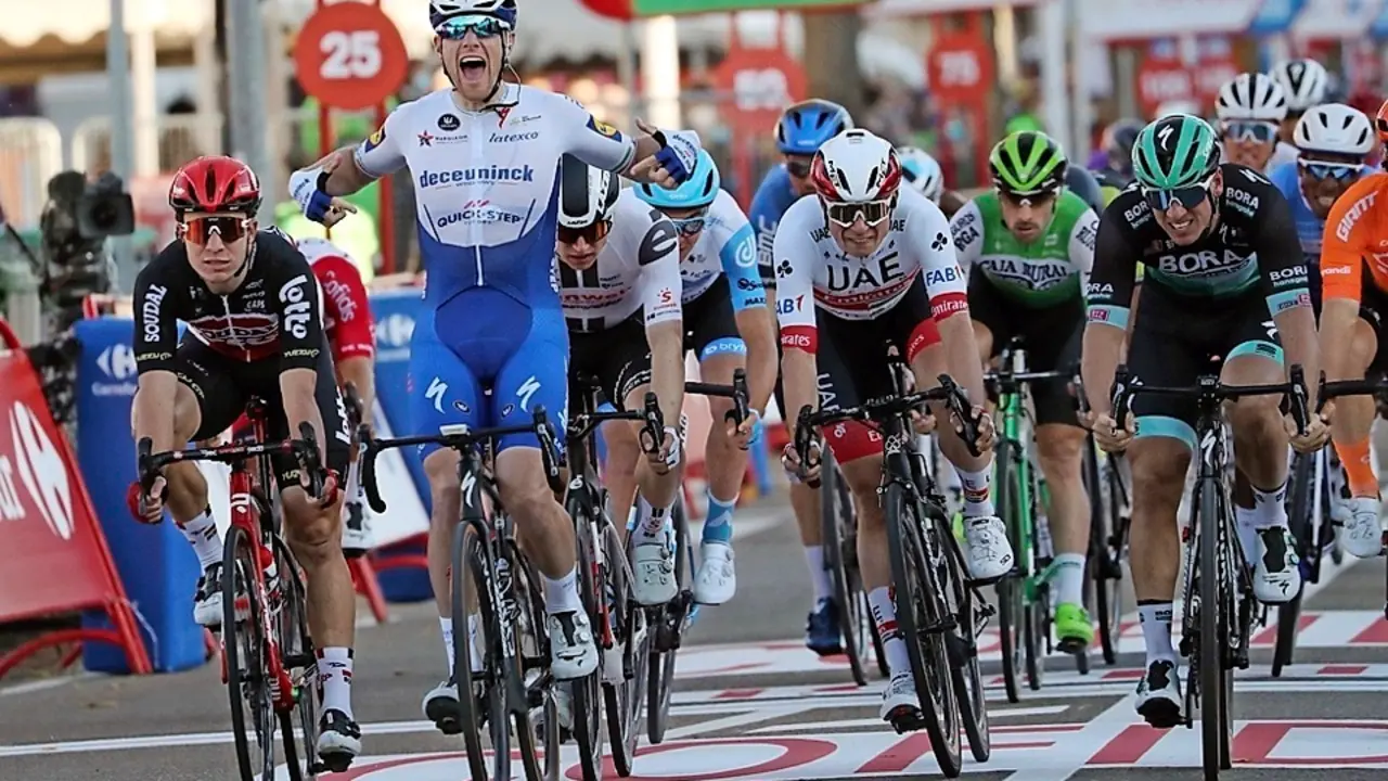 El irland&eacute;s Sam Bennett (segundo por la izquierda) celebra su victoria en la novena etapa. / Kiko Huesca