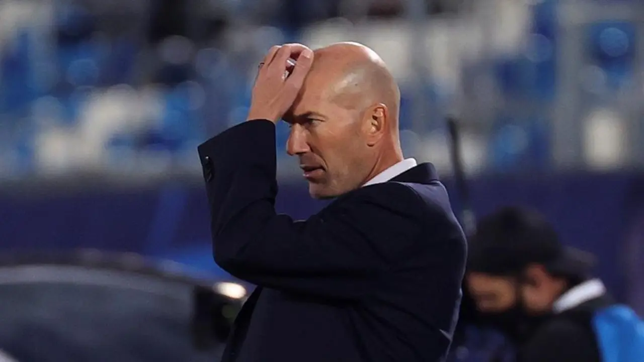 El t&eacute;cnico franc&eacute;s del Real Madrid, Zinedine Zidane, en partido de la primera jornada de la Liga de Campeones ante el Shakthar Donetsk, este mi&eacute;rcoles en el estadio Alfredo di St&eacute;fano. / EFE