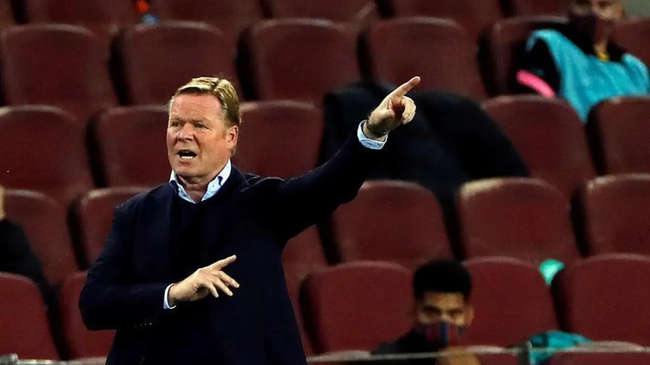 El entrenador del FC Barcelona, Ronald Koeman, en el Camp Nou. / EFE