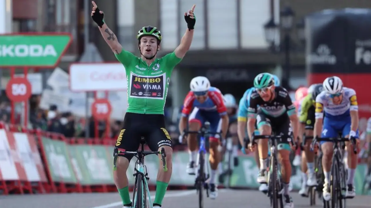 El ciclista esloveno Primoz Roglic celebra a su paso por meta tras vencer en la d&eacute;cima etapa en Suances. / EFE
