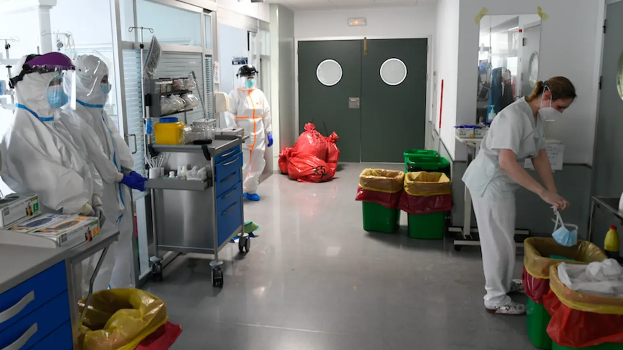 El personal sanitario con sus trajes de protecci&oacute;n en la UCI del Hospital Marqu&eacute;s de Valdecilla. / ALERTA
