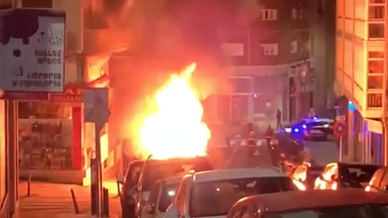 Un contenedor ardiendo en las calles de Santander durante los disturbios. / ALERTA