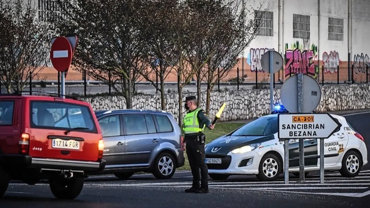 Un agente de la Guardia Civil en un control ayer por la tarde. / Hardy