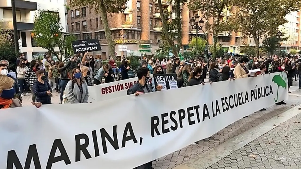 Un momento de la protesta de ayer por la tarde ante la Consejer&iacute;a de Educaci&oacute;n. / E.P.