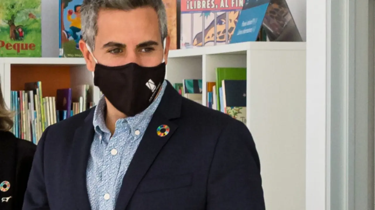 El vicepresidente del Gobierno, Pablo Zuloaga, hoy durante su visita a Camargo. / ALERTA