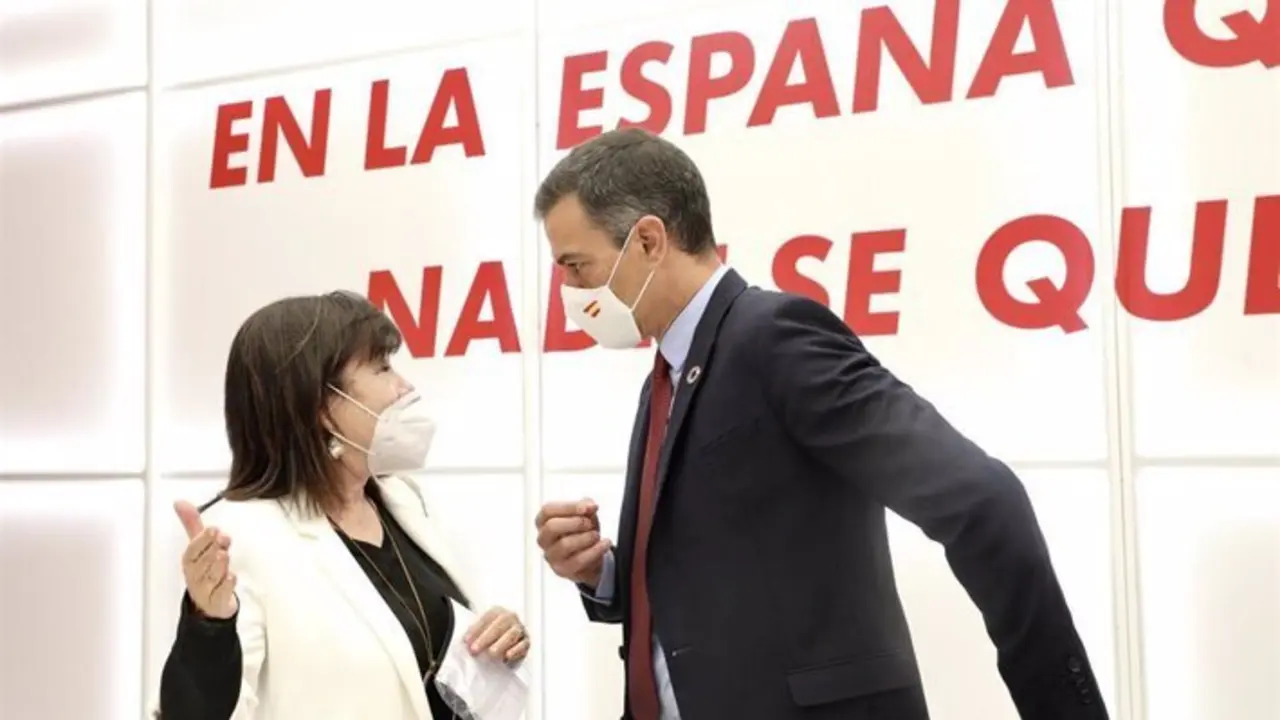 El secretario general del PSOE y presidente del Gobierno, Pedro S&aacute;nchez; habla con la presidenta del PSOE, Cristina Narbona. - Psoe - Archivo