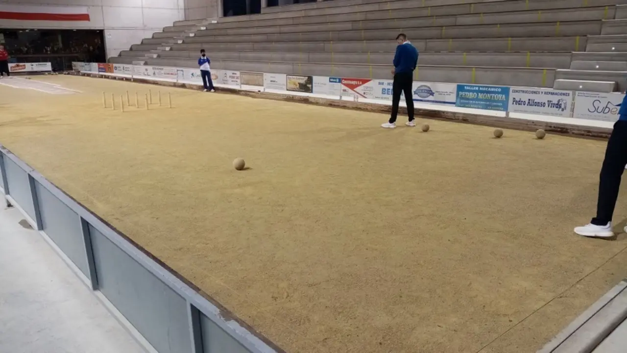 Las gradas de la bolera La Encina de La Cavada, ayer completamente vac&iacute;as durante el partido entre Riotuerto y Pe&ntilde;acastillo. / Villoslada