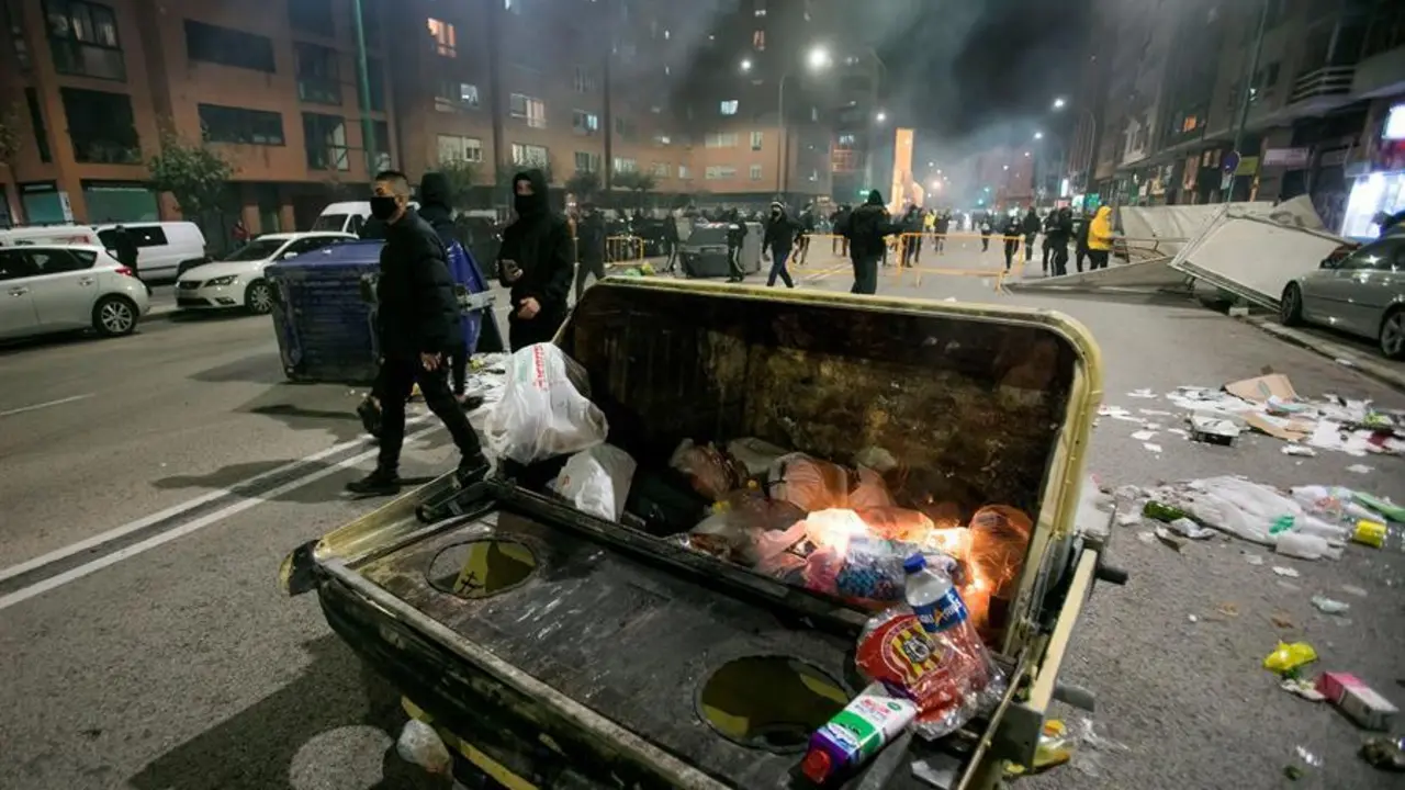 M&aacute;s de un centenar de personas han protagonizado esta noche graves disturbios en la ciudad de Burgos. / EFE