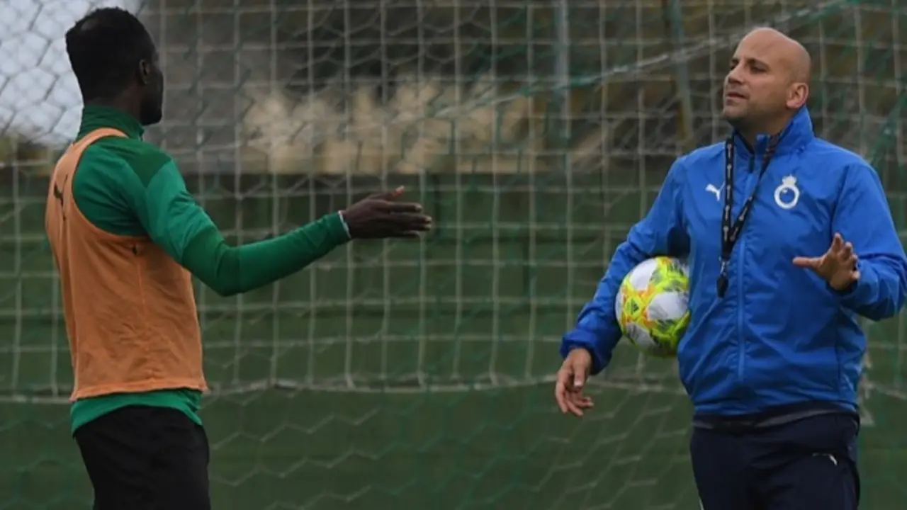 Javier Rozada, charlando con Nana durante un entrenamiento. / Hardy