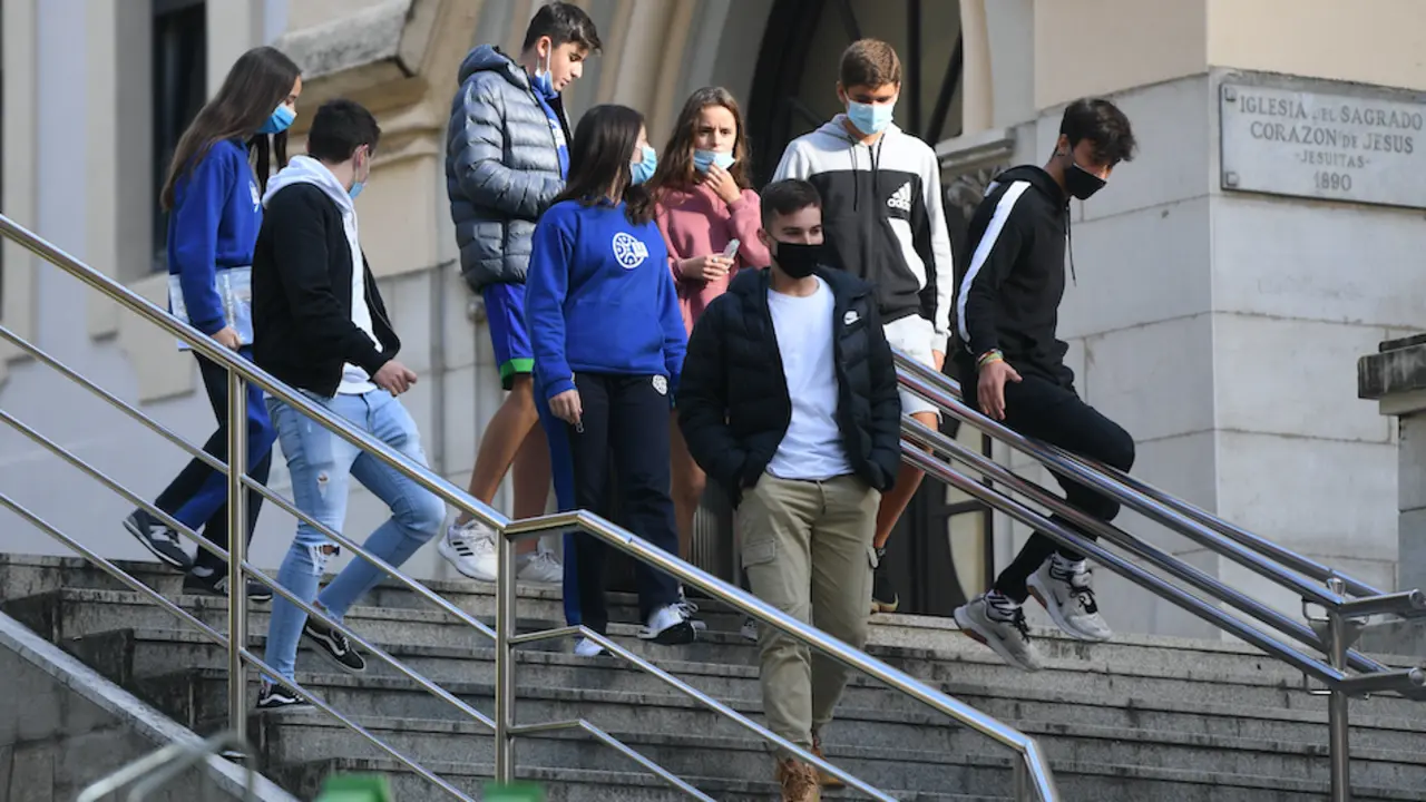Varios alumnos de secundaria salen del Instituto Santa Clara en Santander tras sus clases. / HARDY