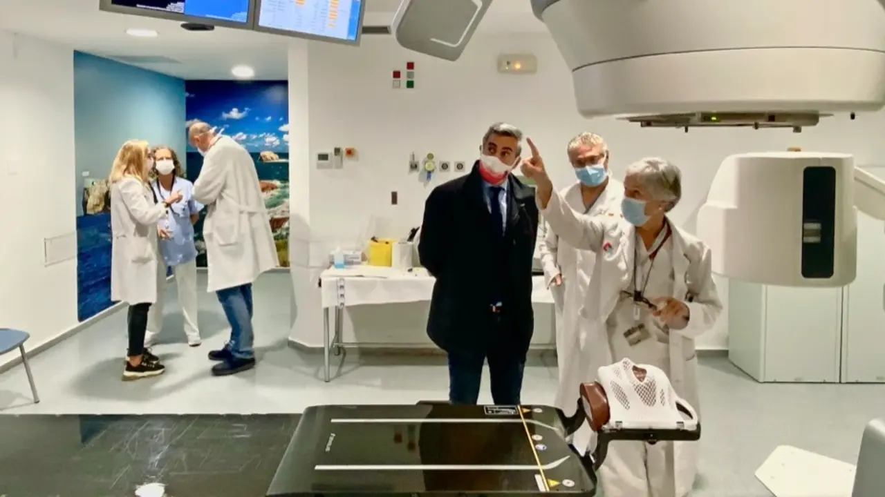 Autoridades y responsables de Valdecilla visitando el nuevo equipo. / ALERTA