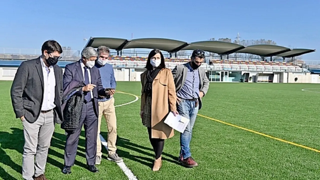 Las autoridades visitando el campo de San Rom&aacute;n. / ALERTA