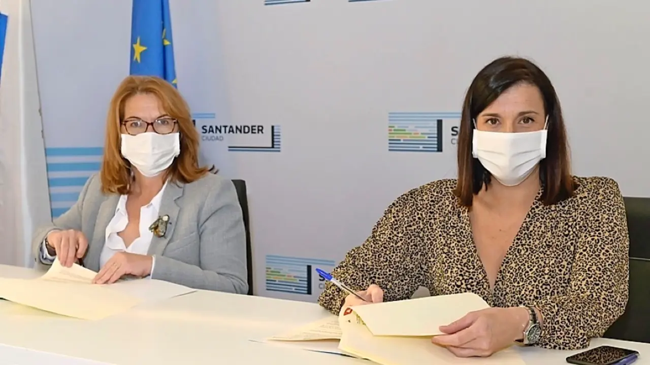 Mercedes del Hoyo y Gema Igual firmando el convenio. / ALERTA