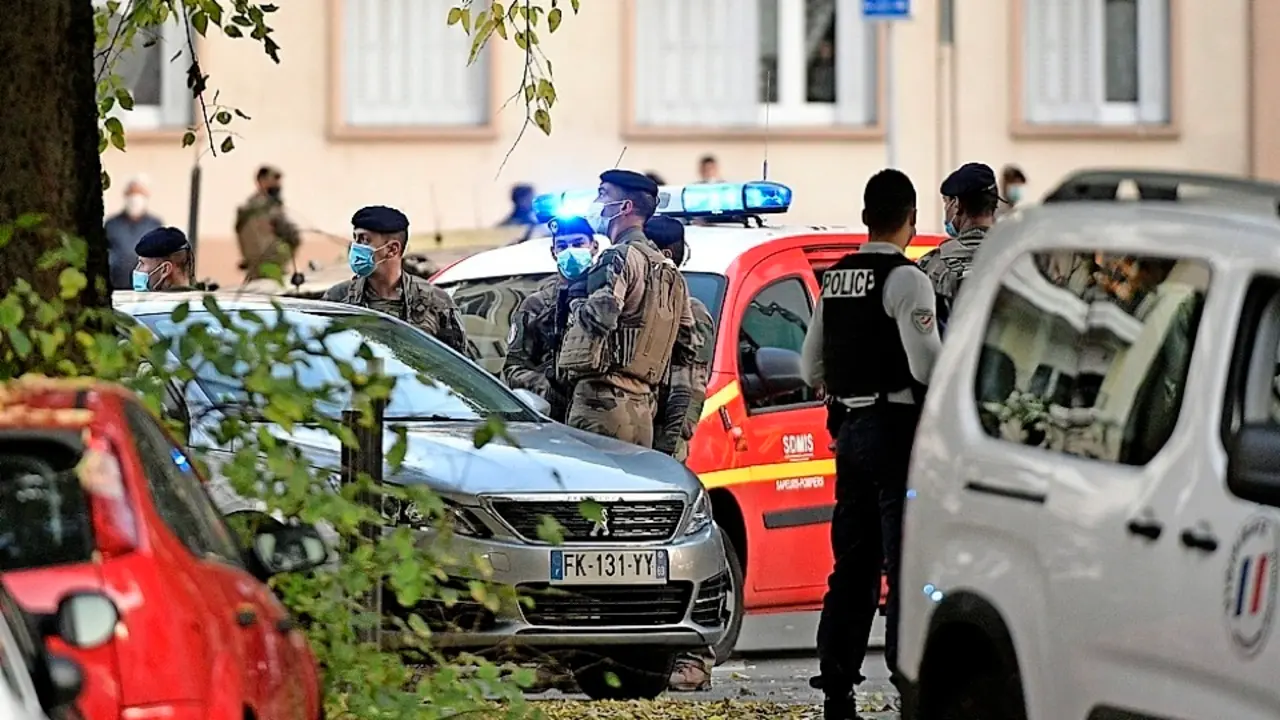 Las fuerzas de seguridad francesas en la iglesia ortodoxa en Lyon. / EFE