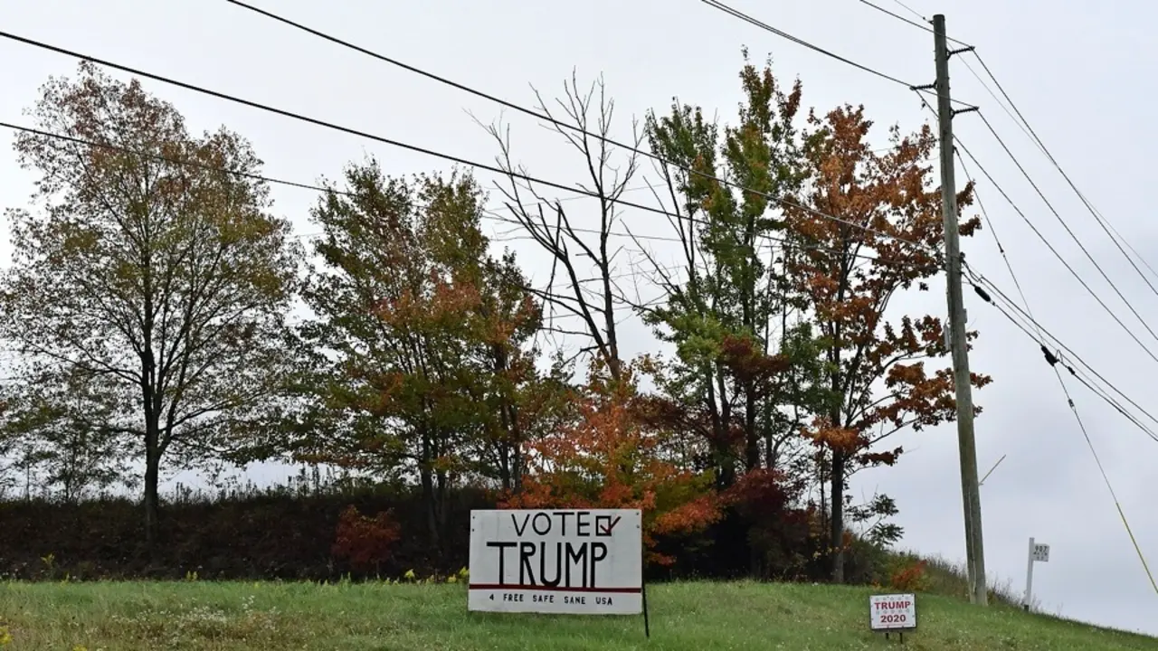 Fotograf&iacute;a de un cartel que invita a votar por la reelecci&oacute;n del presidente de EE.UU., Donald Trump. / EFE - JAIRO MEJ&Iacute;A