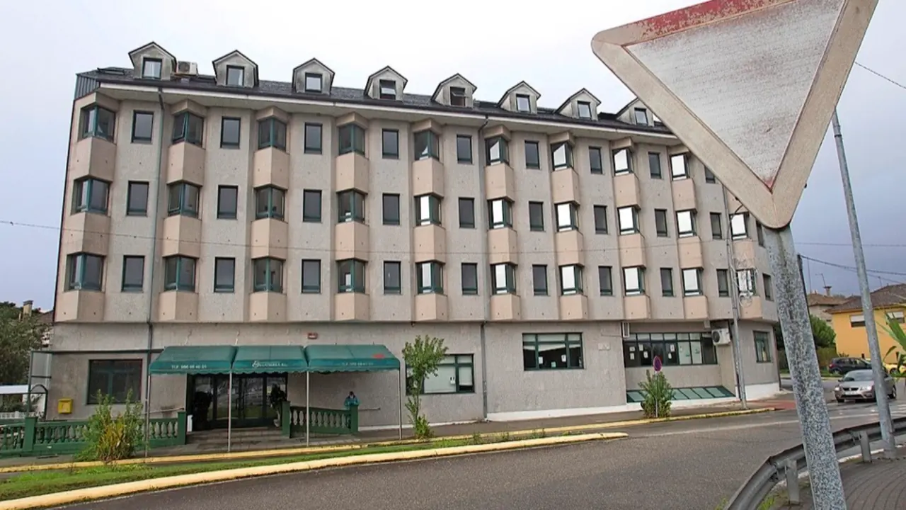 GRAF8901. SALVATIERRA DO MI&Ntilde;O (PONTEVEDRA), 27/10/2020.- La Xunta de Galicia ha intervenido la residencia geri&aacute;trica de Salvaterra, situada en el municipio de Salvaterra de Mi&ntilde;o. La medida se ha tomado despu&eacute;s de que en los &uacute;ltimos d&iacute;as se registraran nuevos contagios de casos de coronavirus que se elevan, a 84 residentes y a 26 profesionales. EFE / Salvador Sas