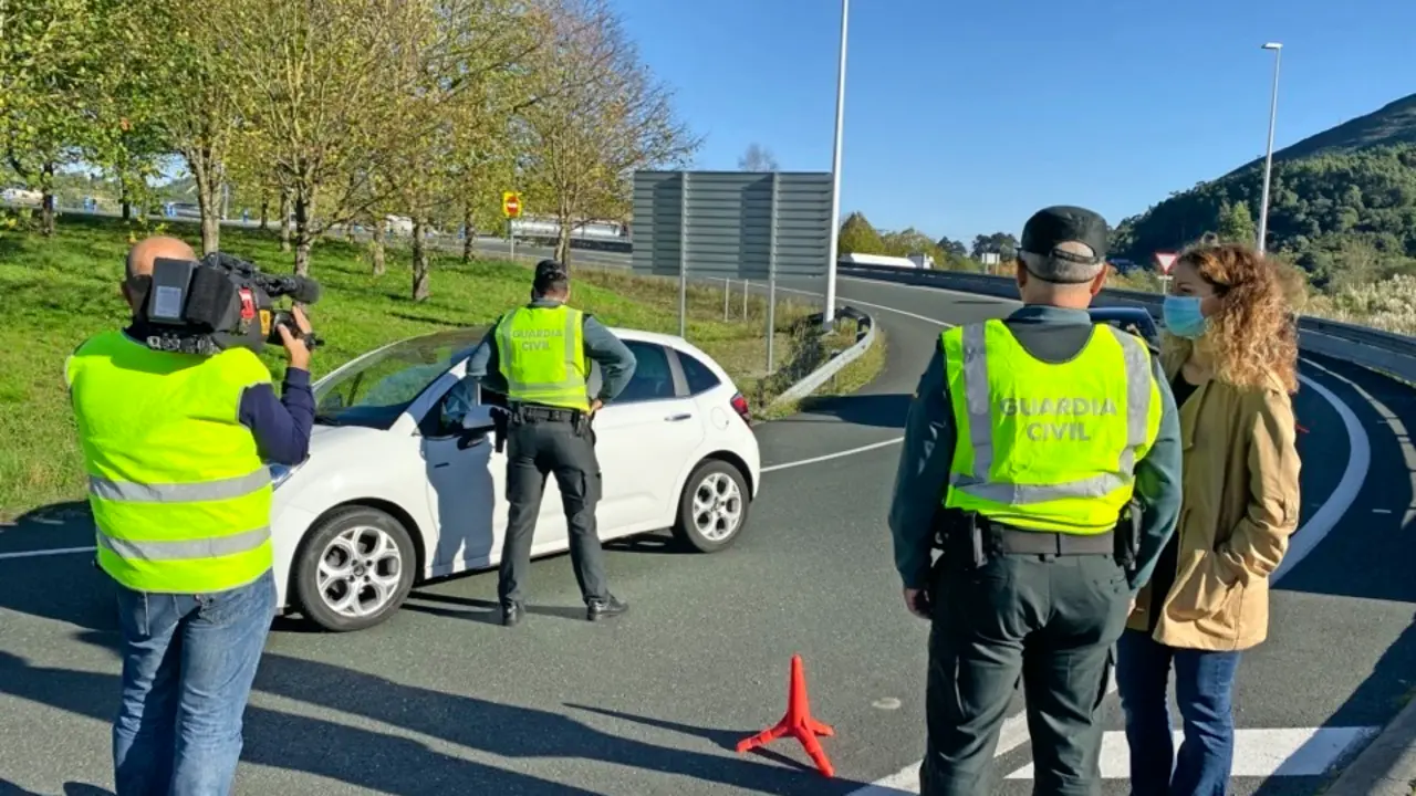 Qui&ntilde;ones visitando uno de los controles. / ALERTA