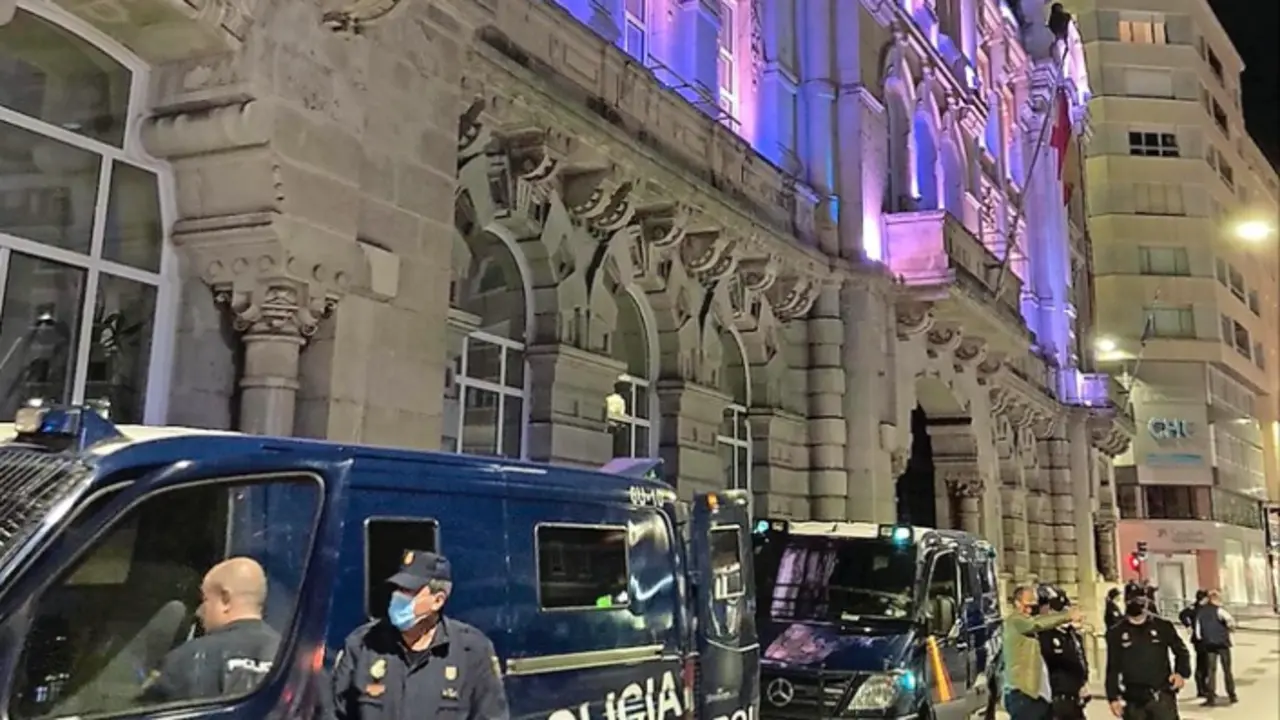&laquo;Potente dispositivo&raquo; en el centro de Santander para evitar nuevos disturbios como los que produjeron durante la pasada noche. / ALERTA