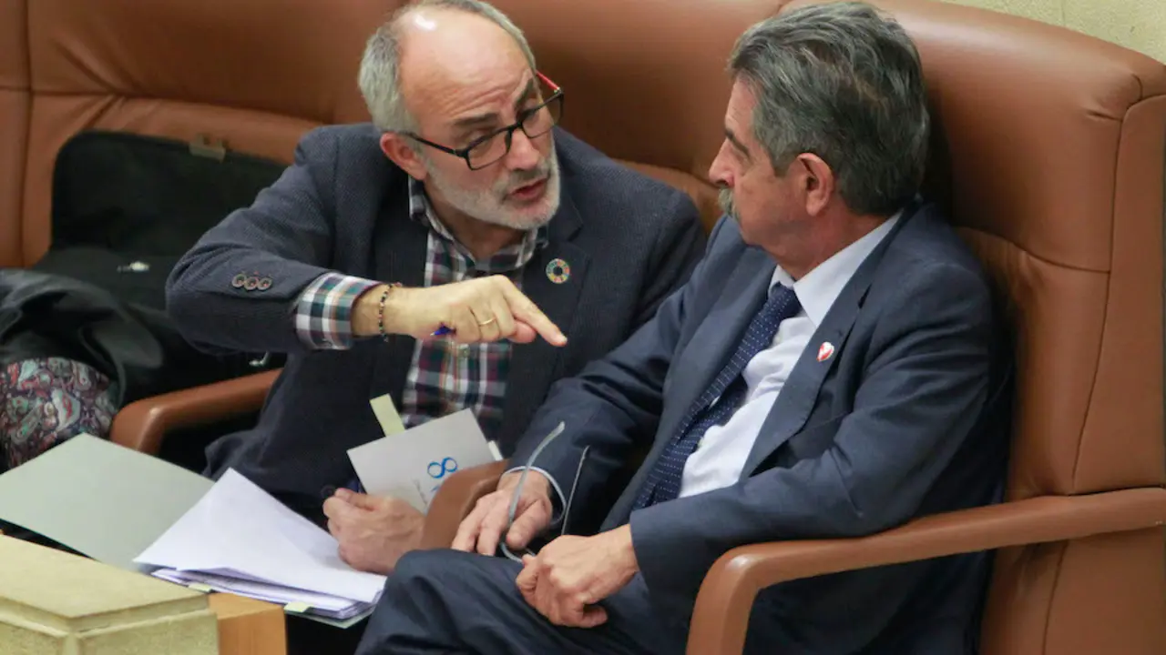 El consejero de Sanidad, Miguel Rodr&iacute;guez habla con el presidente de Cantabria, Miguel &Aacute;ngel Revilla. / J. RAM&Oacute;N