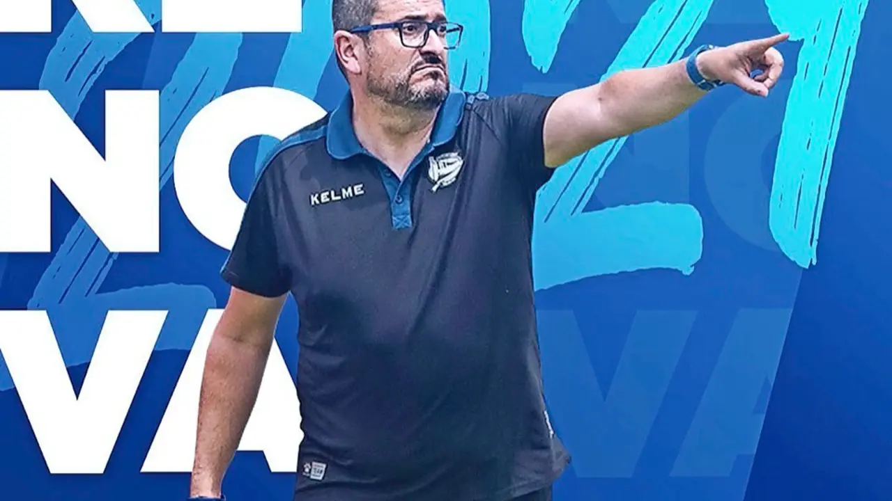 I&ntilde;aki Alonso, entrenador del Alav&eacute;s B. / deportivo alav&eacute;s