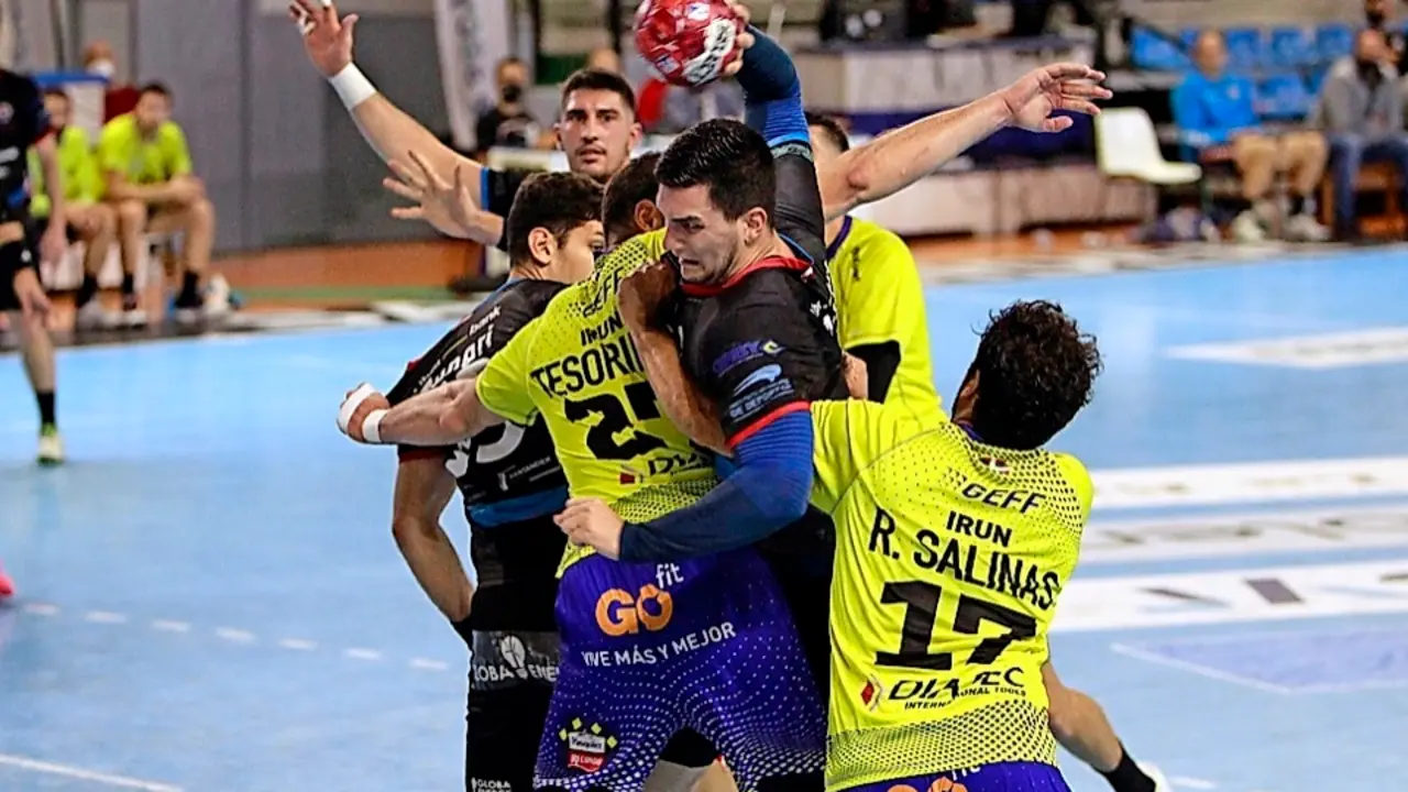 Un jugador c&aacute;ntabro es frenado por la defensa del Bidasoa. / Hardy