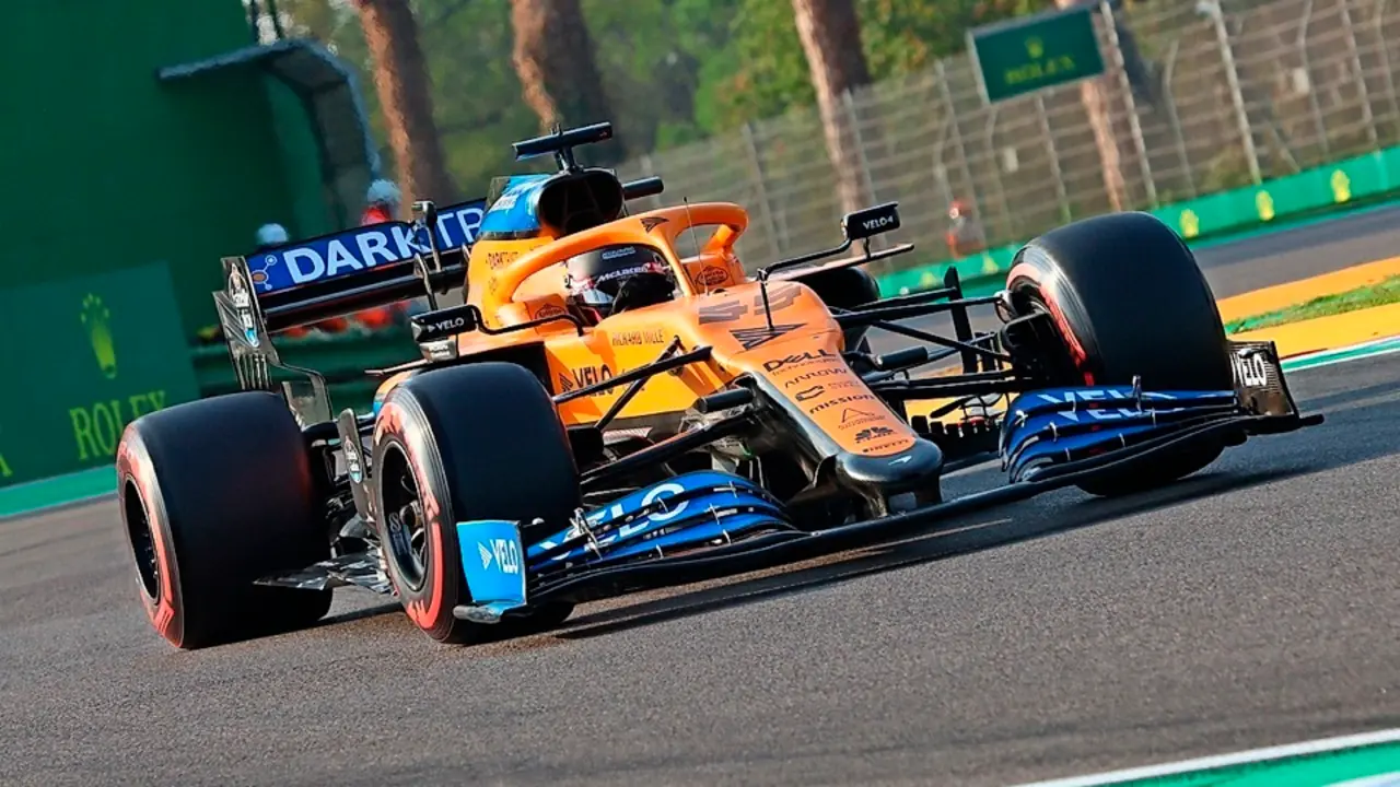 Carlos Sainz, a los mandos de su McLaren, durante los entrenamientos de ayer en el circuito italiano de Imola. / EFE