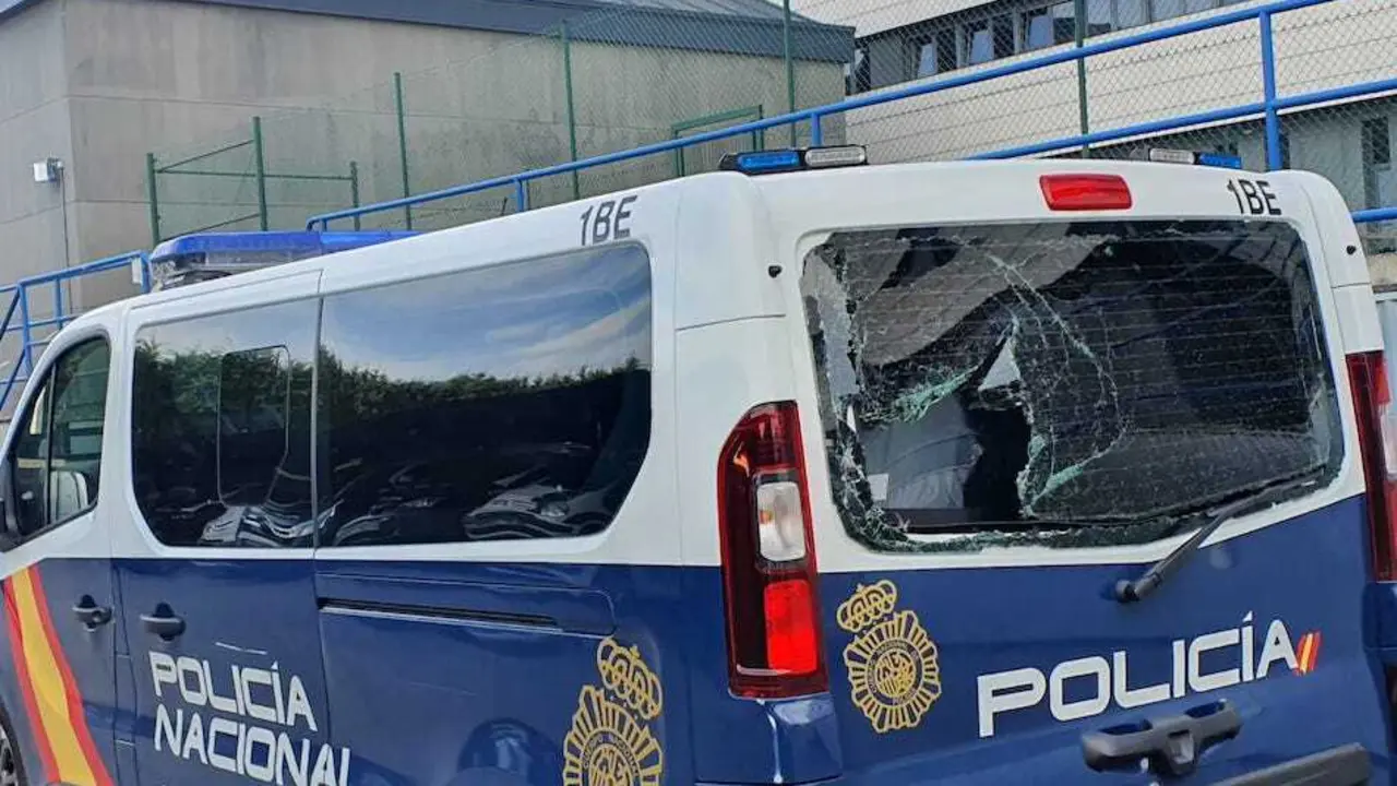 Patrulla de la Polic&iacute;a Nacional con los desperfectos ocasionados tras los disturbios. / P.N.