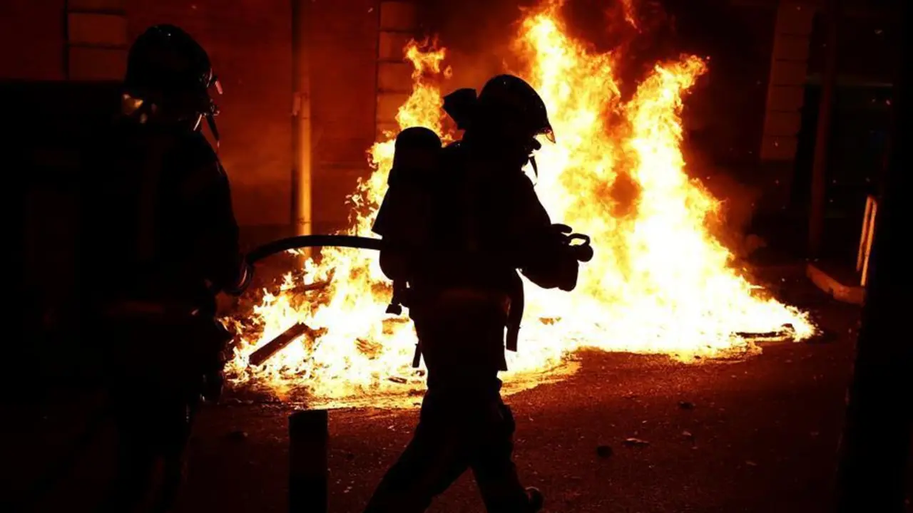 Miembros del cuerpo de bomberos se han personado en las calles de Madrid donde se han producidos altercados tras las protestas convocadas esta noche por las medidas tomadas tras el aumento de contagios por coronavirus. EFE / Javier L&oacute;pez.