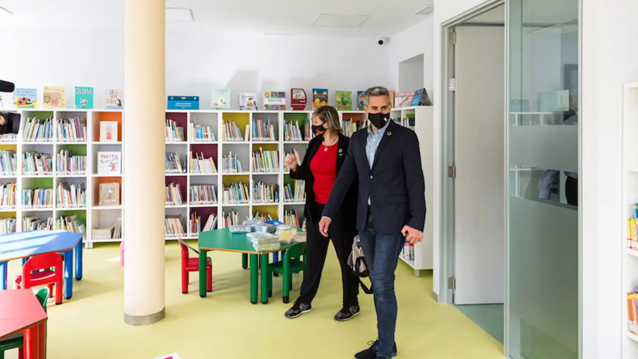 Pablo Zuloaga, asiste a la inauguraci&oacute;n de la nueva biblioteca municipal. / ALERTA