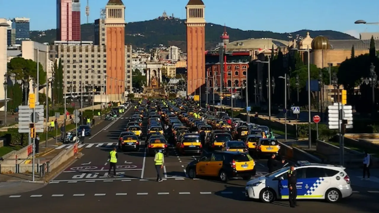 Centenares de taxis en la avenida Reina Maria Cristina de Barcelona. / EUROPA PRESS