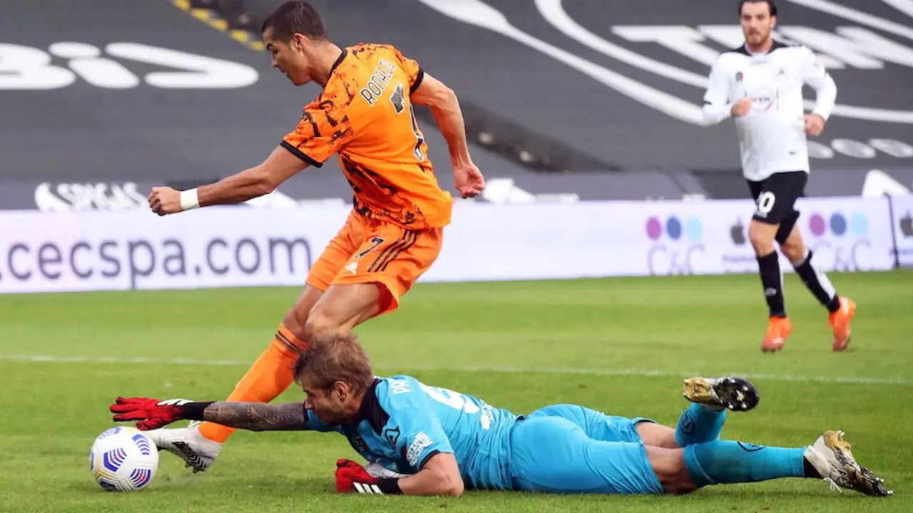 Ronaldo anota el 2-1 ante el Spezia. / EFE
