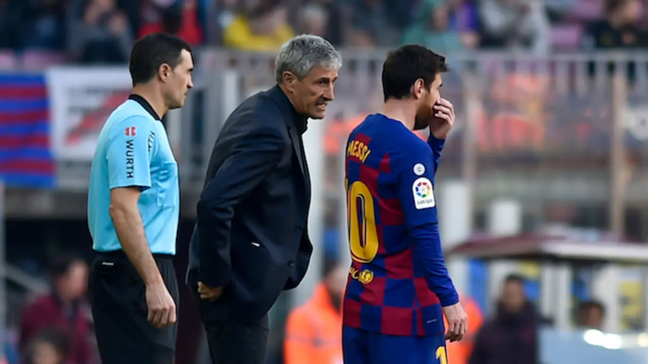 Quique Seti&eacute;n da instrucciones a Lionel Messi la pasada campa&ntilde;a. / EUROPA PRESS