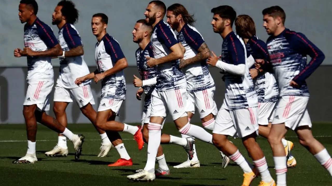 Los jugadores del equipo merengue en una sesi&oacute;n de entrenamiento. / EFE