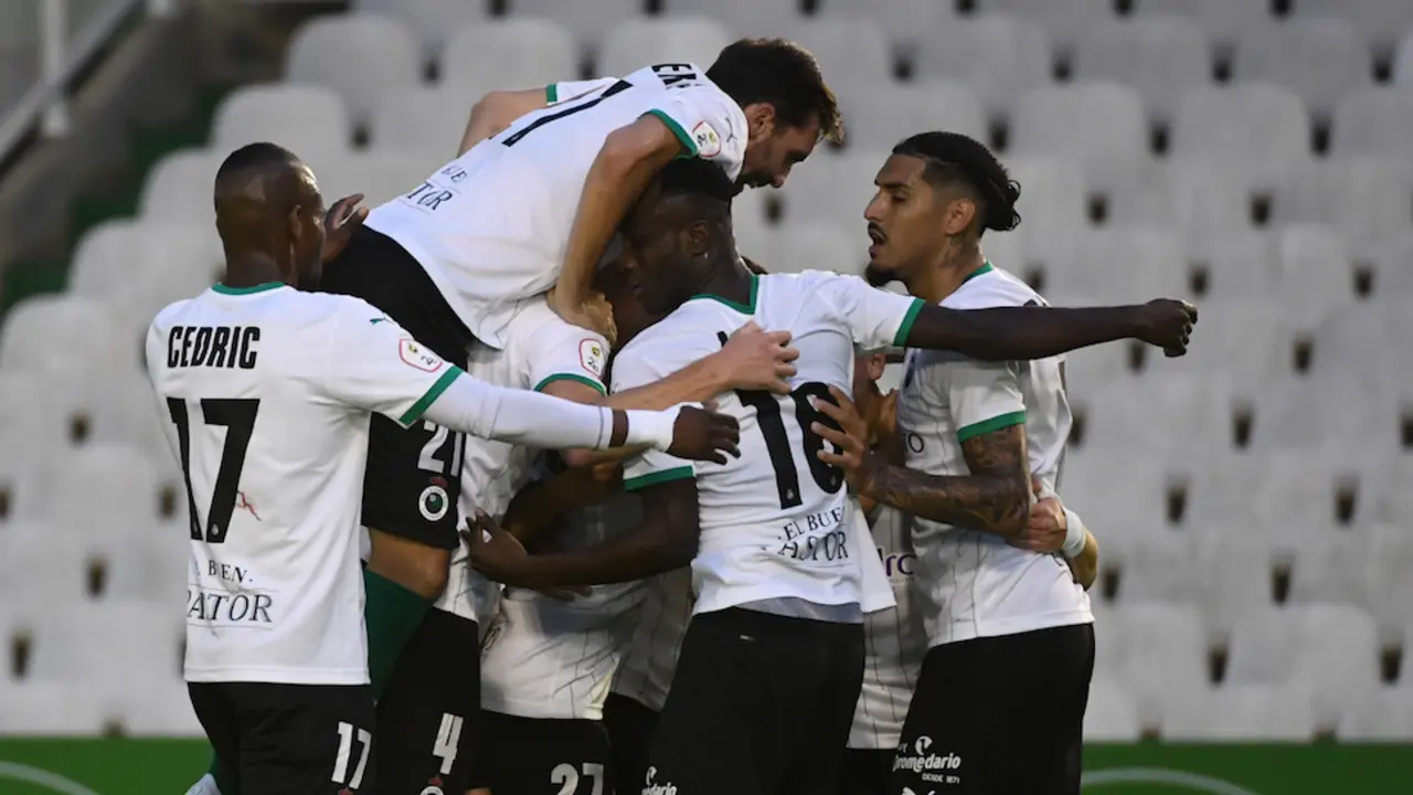 Los jugadores racinguistas celebran el tanto inaugural del encuentro. / CUBERO