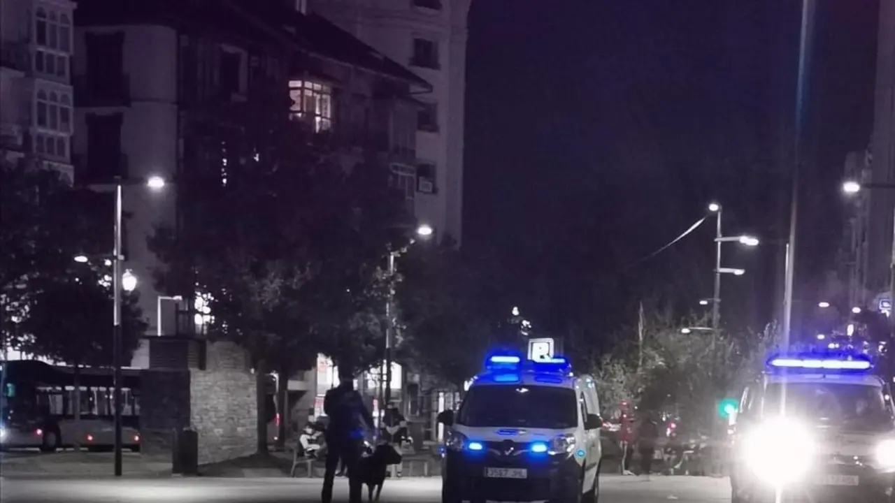 Agentes de polic&iacute;a por las calles de Santander. / ALERTA