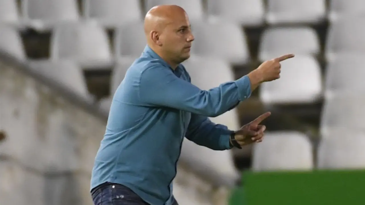 Javi Rozada pudo ayer por fin dirigir a los suyos desde el banquillo. / HARDY