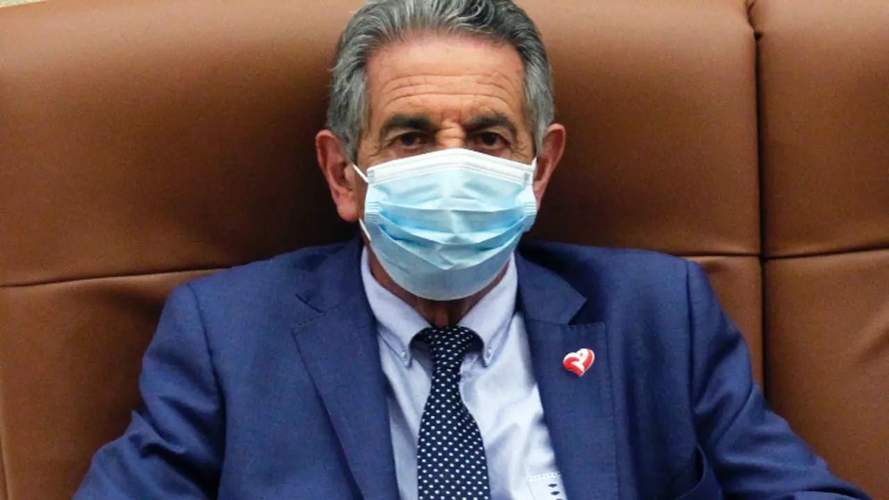 El presidente de Cantabria, durante la sesi&oacute;n del Parlamento. / J. Ram&oacute;n