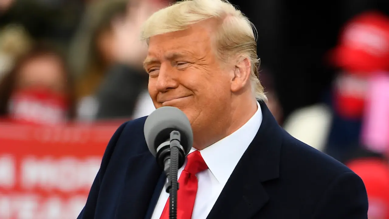 Trump sonr&iacute;e durante un meeting republicano en Oakland. / EUROPA PRESS