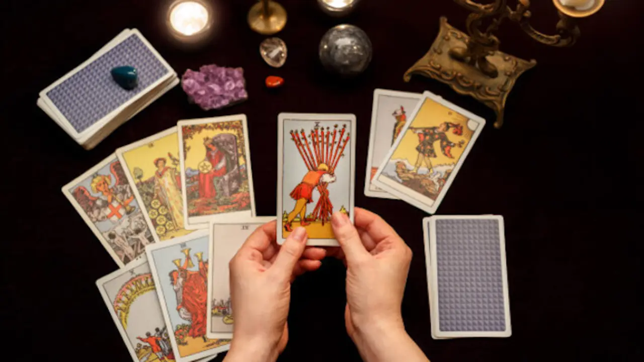 manos-mujer-cartas-tarot_67618-2633