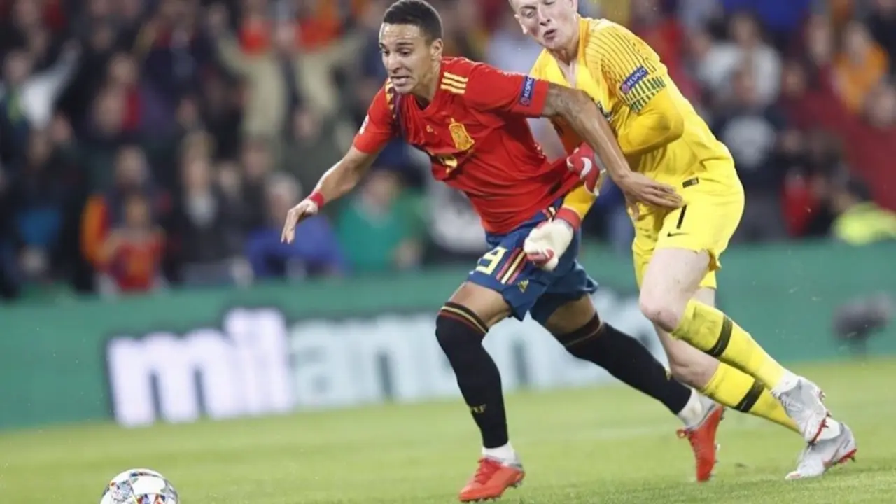 Rodrigo Moreno intenta marcar agarrado por Pickford durante un Espa&ntilde;a - Inglaterra. / EUROPA PRESS