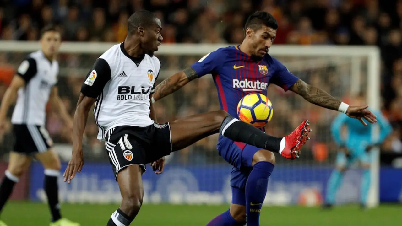 Kondogbia pugna por un bal&oacute;n con Paulinho en un encuentro ante el FC Barcelona. / EFE