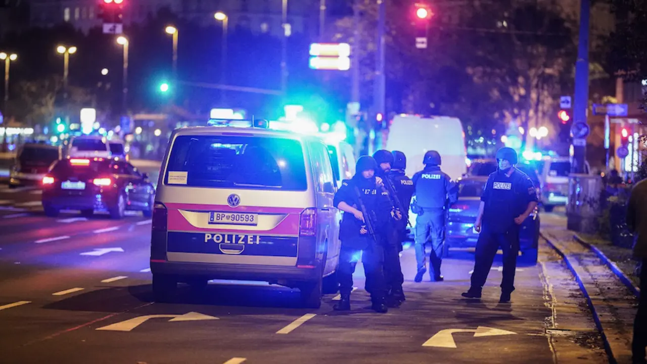 Polic&iacute;as tras el atentado ejecutado el 2 de noviembre en la capital de Austria. / EUROPA PRESS